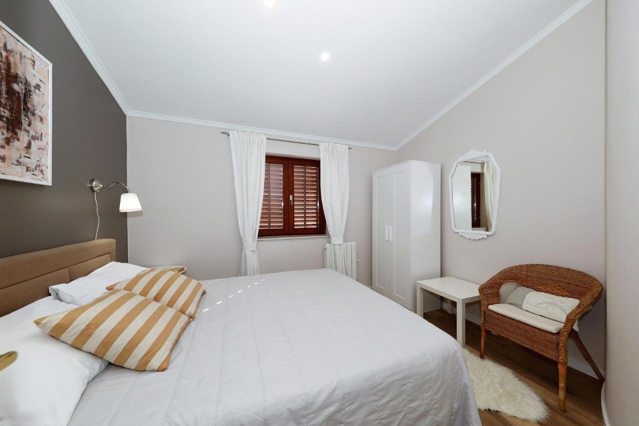 Apartments "Villa Antisin" With Heated Pool Задар Екстериор снимка
