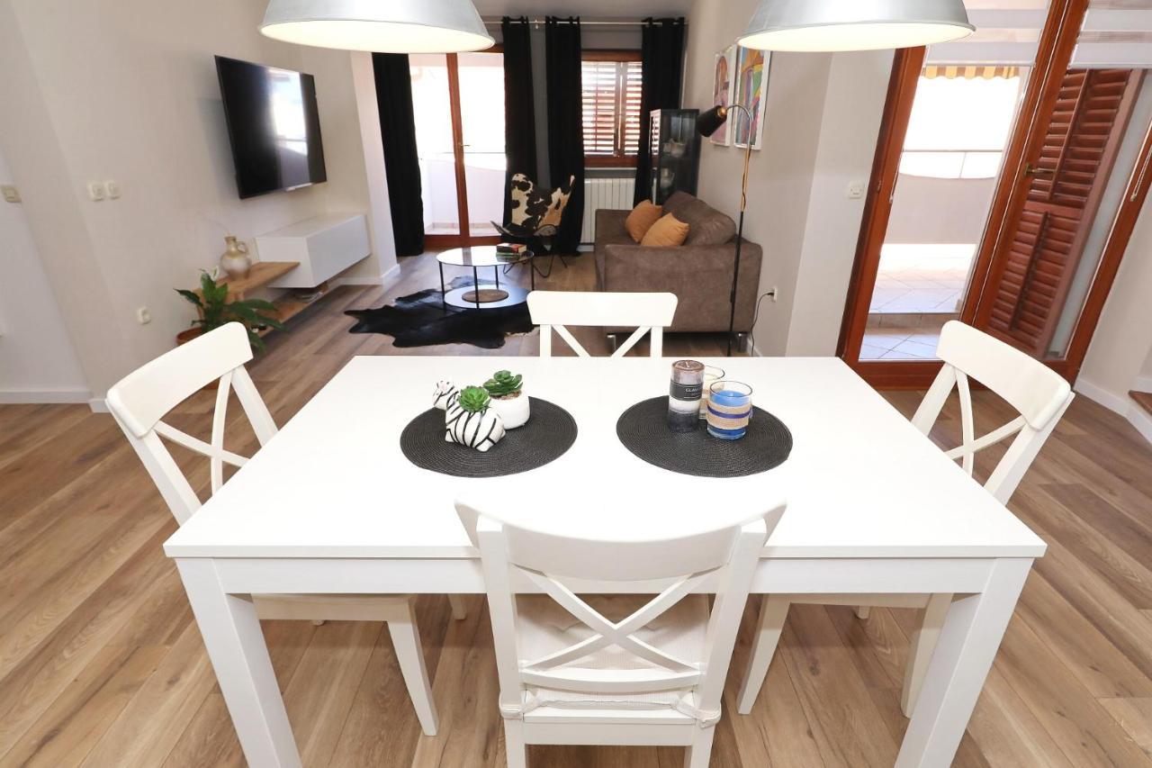 Apartments "Villa Antisin" With Heated Pool Задар Екстериор снимка