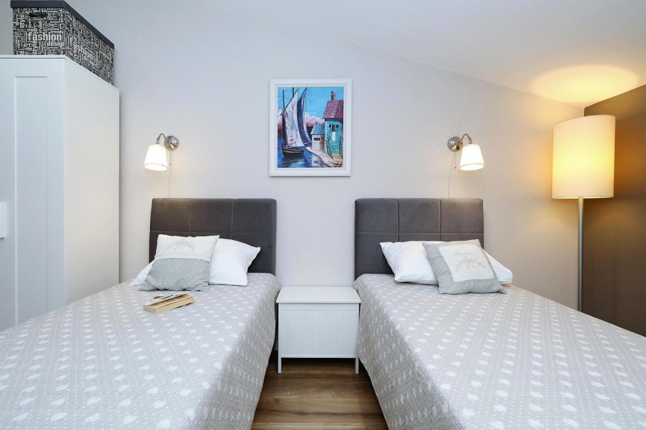 Apartments "Villa Antisin" With Heated Pool Задар Екстериор снимка