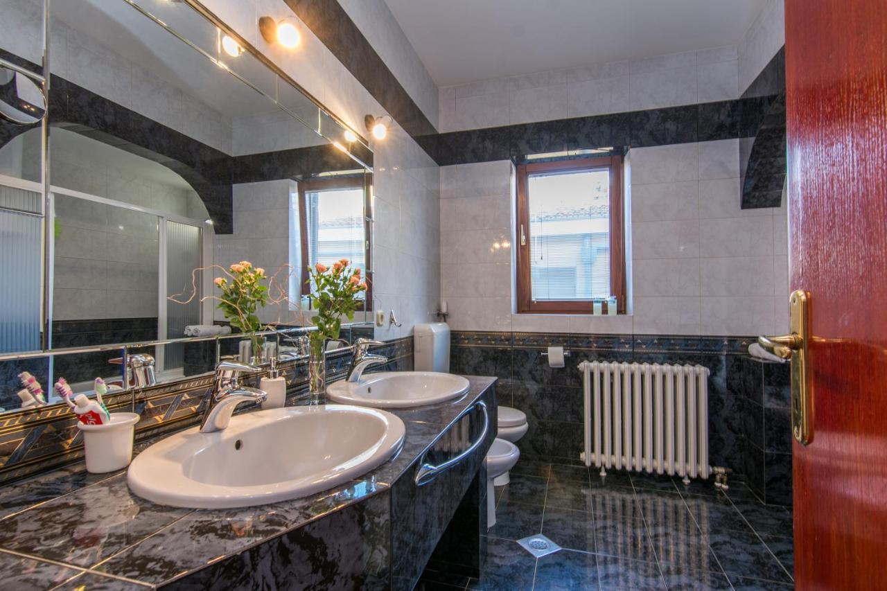 Apartments "Villa Antisin" With Heated Pool Задар Екстериор снимка