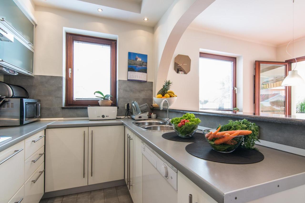 Apartments "Villa Antisin" With Heated Pool Задар Екстериор снимка